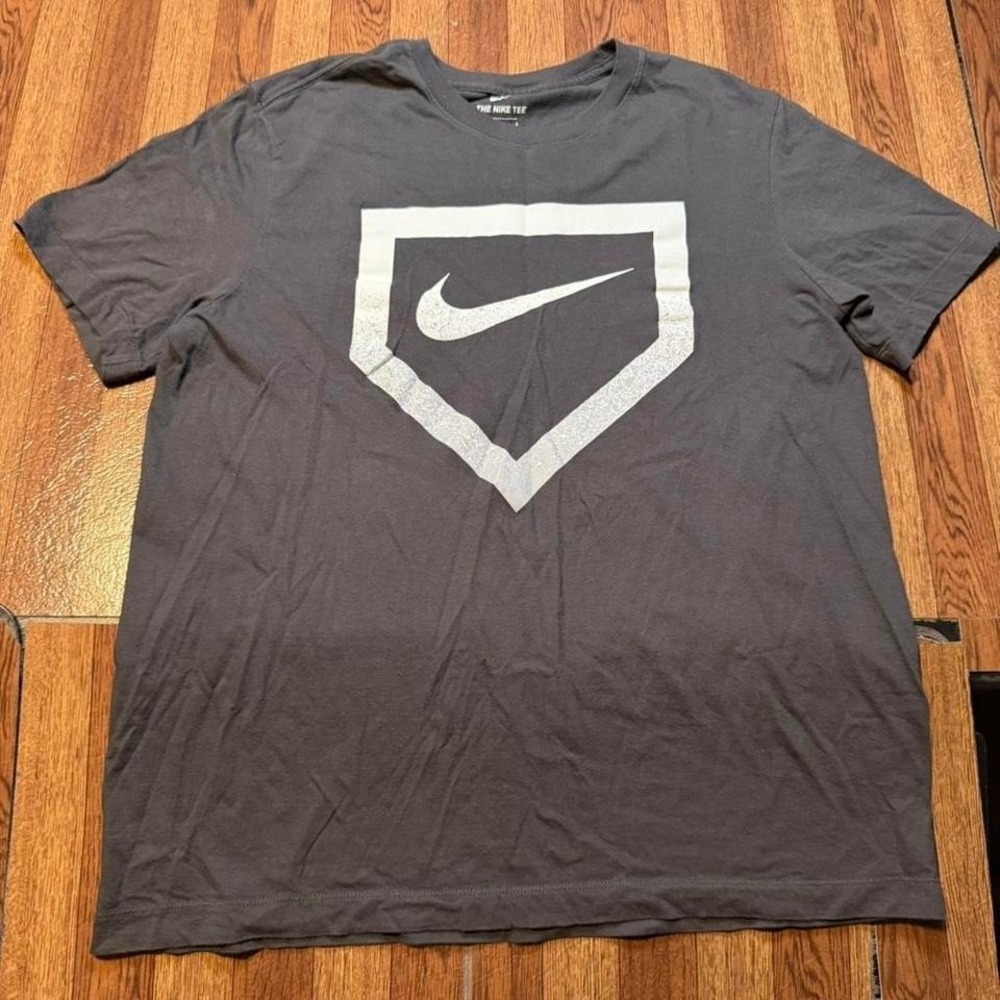 Nike Grey Retro Tech Sportswear Center Swoosh Graphic‎ Shirt Large